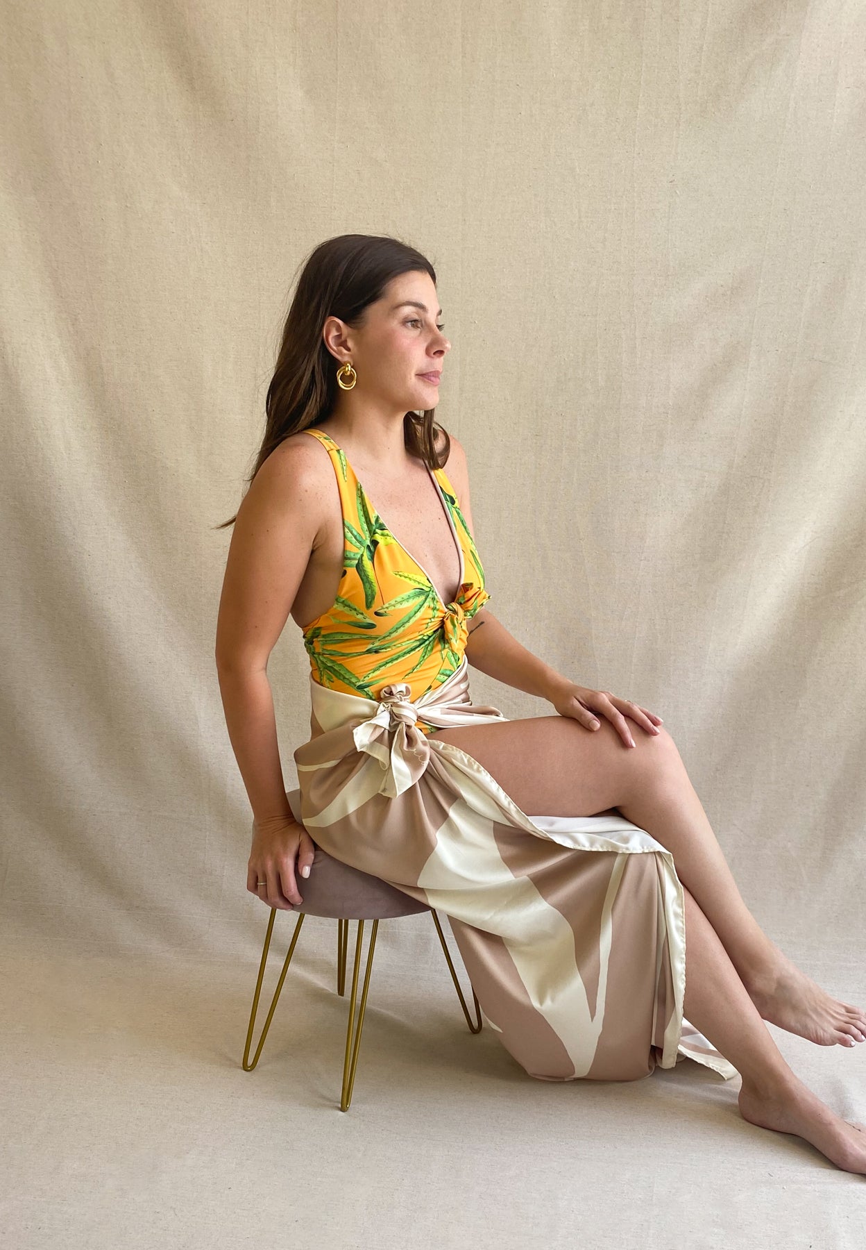 Entera Floreada Con Fondo Amarillo - Escote En V