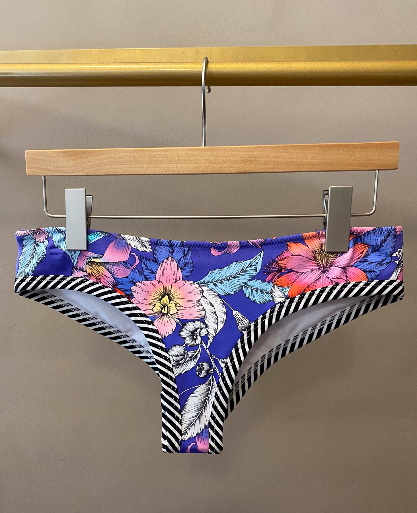 Swimsuit Madness Cheeky Bottom Floreado Mixed Print Con Rayas