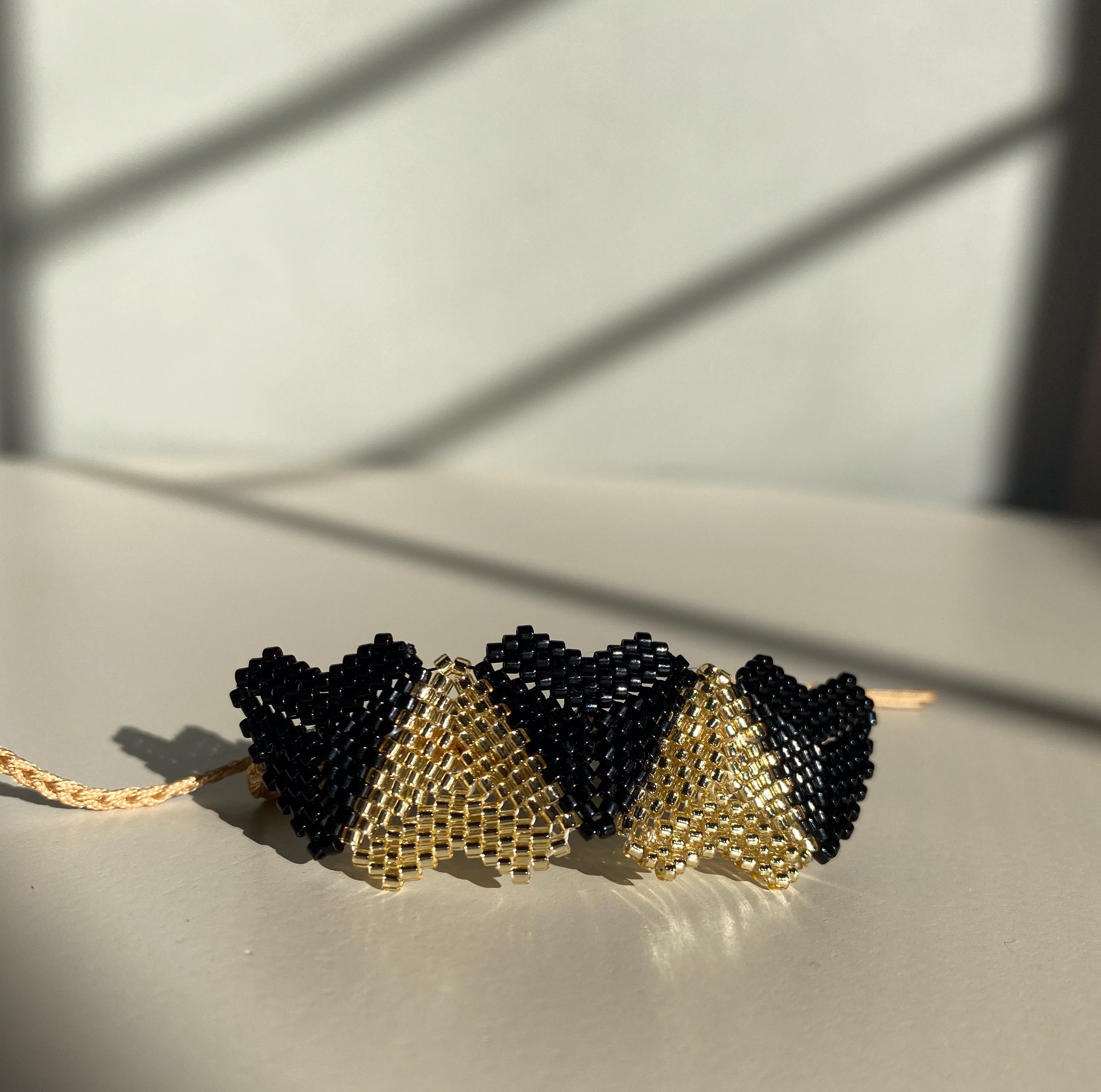 Pulsera Corazones Dorados y Negros