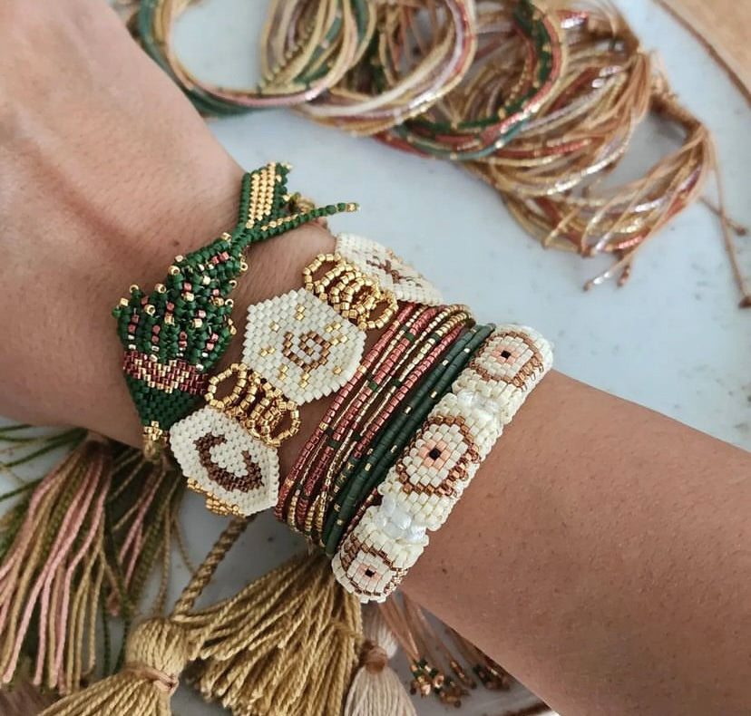 Pulsera Hexagonos con Detalles Dorados