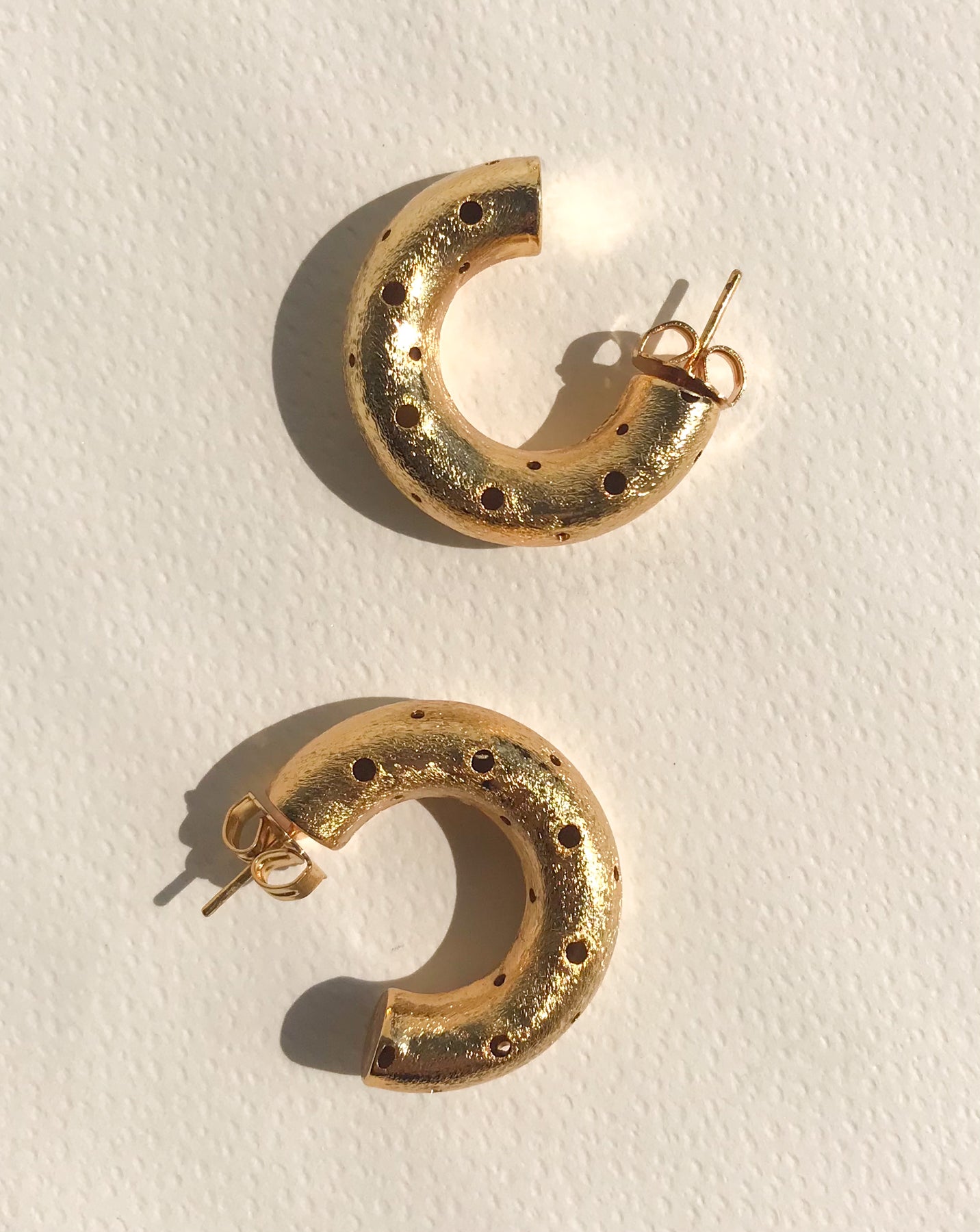 Argollas Polka Grande Perforadas Doradas