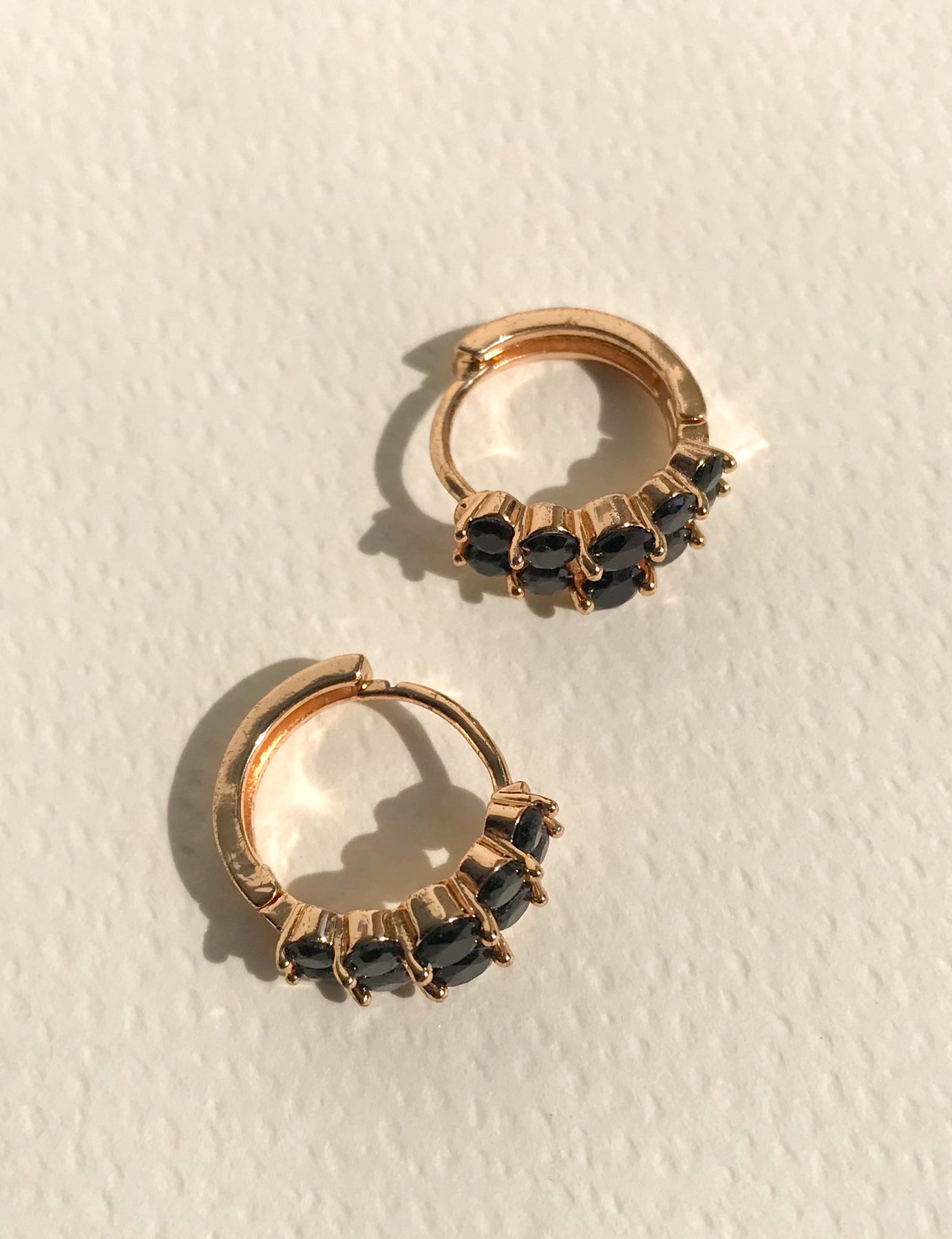 Argollas Doradas Con Piedras Negras